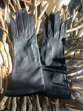 Elegant French Leather Silk Lined Gloves Never worn Size 7